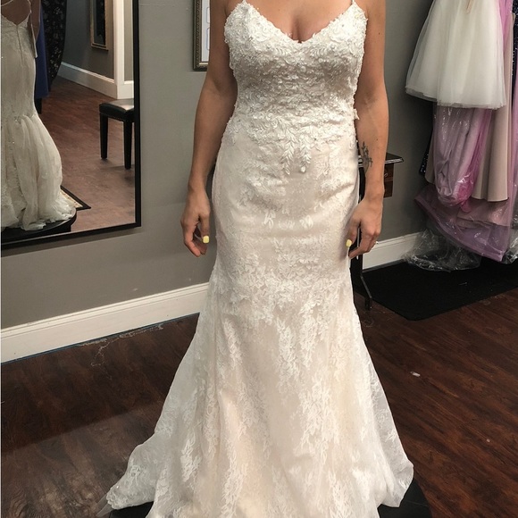 Lace Wedding Dress IF YOU WANT THIS FIND IT ON F B. I WILL NOT SEND FROM HERE - Picture 3 of 8